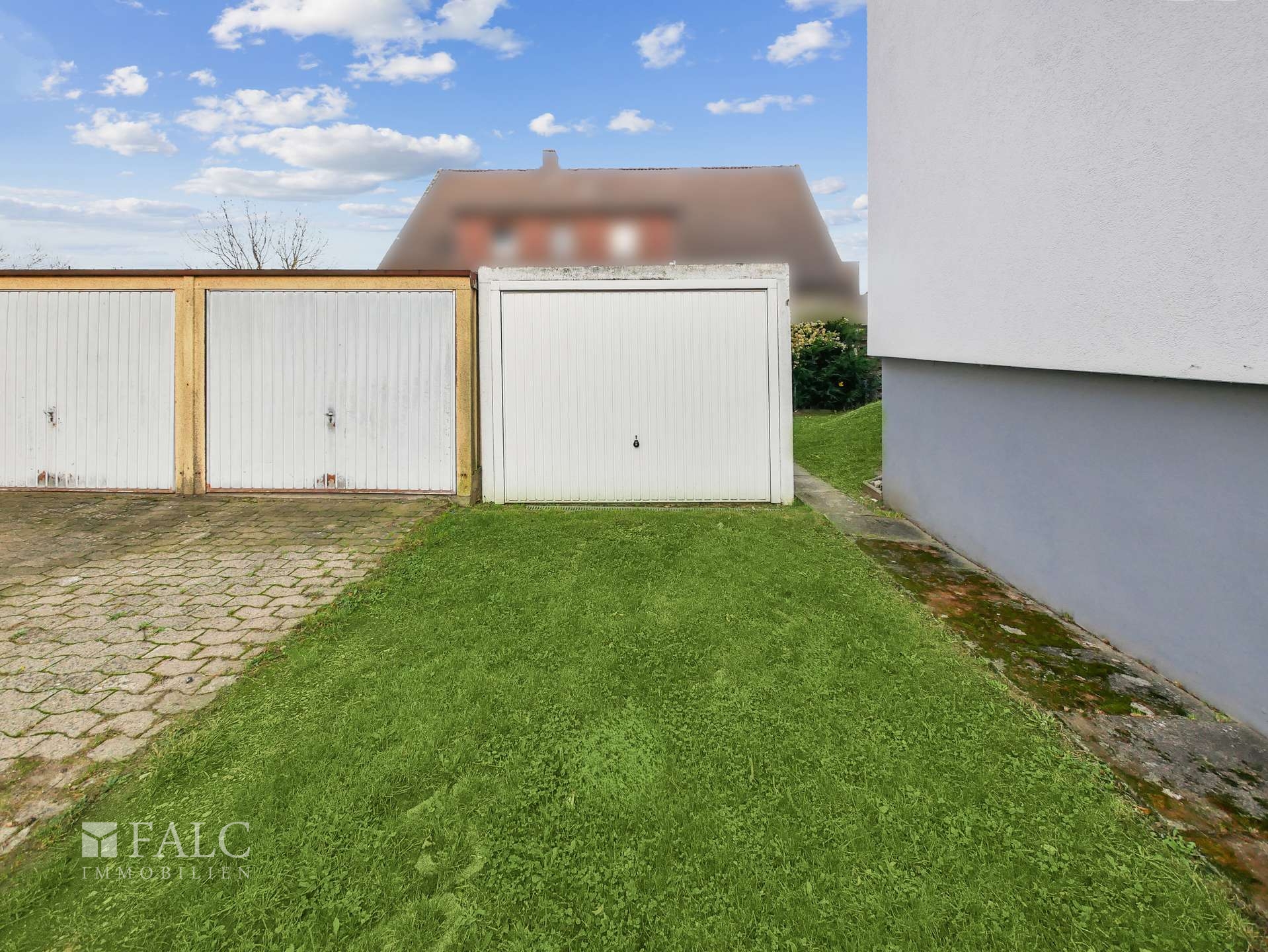 rechte Garage im KP enthalten